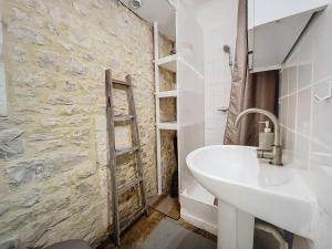 La salle de bains est pourvue d'un lavabo et d'une échelle de serviettes. dans l'établissement Studio La Rochelle, 1 pièce, 2 personnes - FR-1-710-26, à La Rochelle