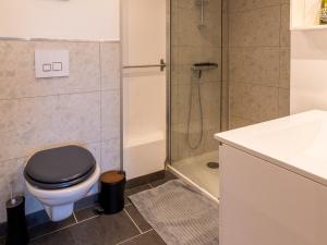 ein Bad mit einem WC und einer Glasdusche in der Unterkunft Gîte confortable 2 chambres avec jardin, animaux admis, Wifi, parking - FR-1-622-80 in Vihiers + 25 Fotos