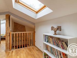 ein Oberlicht in einem Raum mit Bücherregalen in der Unterkunft Gîte confortable 2 chambres avec jardin, animaux admis, Wifi, parking - FR-1-622-80 in Vihiers
