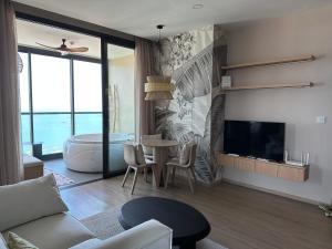 TV a/nebo společenská místnost v ubytování 503 Edge芭提雅25层正海景大二房二厅二卫, 沙滩+步行街+购物中心
