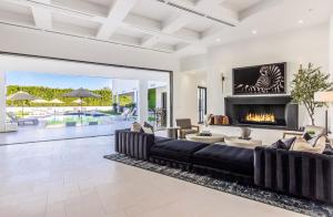 Μια τηλεόραση ή/και κέντρο ψυχαγωγίας στο Old Town Scottsdale Luxury Villa - Heated Pool, Spa, Rooftop Deck, Sauna, Speakeasy