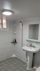 La salle de bains est pourvue d'un lavabo et d'une douche. dans l'établissement Stay Moon Charm, à Gyeongju