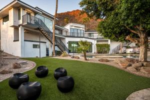 une maison avec des sphères noires sur l'herbe dans l'établissement Camelback Mountain Mansion - Micro-resort, Views, Golf, Heated Pool, Game Room, à Phoenix