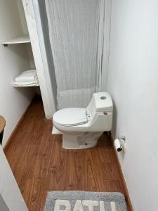 a bathroom with a toilet in a small room at Mi Delicioso Escape in San Luis Río Colorado