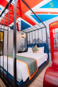 - une chambre avec un grand lit dans l'établissement Silk Hotel near Tan Son Nhat Airport, à Hô-Chi-Minh-Ville
