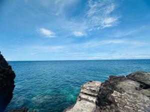 Tongatok Cliff Resort في مامباجاو: اطلاله على جسم كبير من الماء