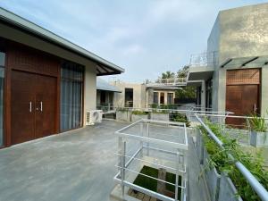- une terrasse dans une maison avec une échelle en métal dans l'établissement Sunset Escape, à Homagama