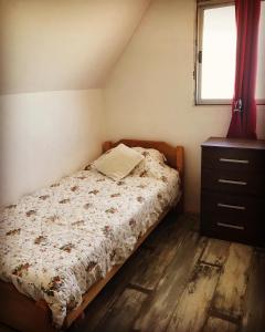 卡薩布蘭卡的住宿－Hostal Emporio，一间小卧室,配有床和窗户