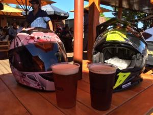 um capacete de motocicleta e duas chávenas de cerveja numa mesa em Hostal Emporio em Casablanca