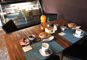 un tavolo in legno con cibo e bevande di Hostal Emporio a Casablanca