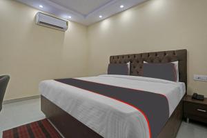 Säng eller sängar i ett rum på OYO Flagship Hotel Mannat Bhera Enclave