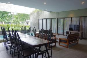 TV a/nebo společenská místnost v ubytování The Westlake Hotel & Resort Yogyakarta