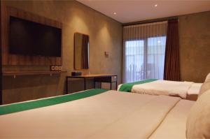 Postel nebo postele na pokoji v ubytování The Westlake Hotel & Resort Yogyakarta