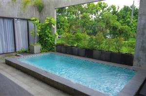 Bazén v ubytování The Westlake Hotel & Resort Yogyakarta nebo v jeho okolí