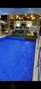 東勒貢的住宿－EL Apartment，一座大蓝色游泳池