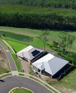 una vista aérea de un edificio con paneles solares en Fairway to Heaven, en Sussex Inlet