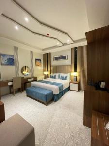 een grote hotelkamer met een bed en een bureau bij كيان ان Kian N in Khamis Mushayt