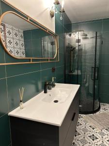 een badkamer met een wastafel en een douche bij Rakši in Cēsis