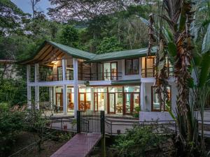 uma casa no meio de uma floresta em The Jungle Inn em Dominicalito