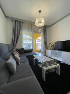 sala de estar con sofá y TV en Home S&F- Algorfa en Algorfa