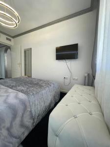 1 dormitorio con 2 camas y TV de pantalla plana en Home S&F- Algorfa, en Algorfa