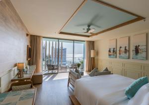 Postel nebo postele na pokoji v ubytování Fusion Suites Vung Tau