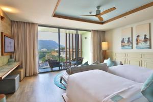 Postel nebo postele na pokoji v ubytování Fusion Suites Vung Tau