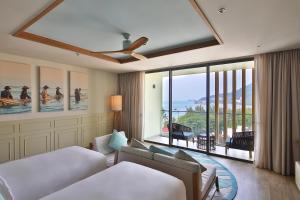 Postel nebo postele na pokoji v ubytování Fusion Suites Vung Tau