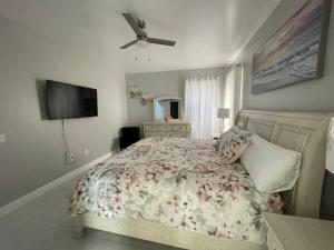 a bedroom with a bed and a ceiling fan at Family vacation home by Disney in Davenport