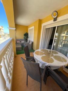 comedor con mesa y sillas en el balcón en Home S&F- Algorfa, en Algorfa