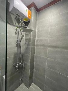 a shower with a blow dryer in a bathroom at Hưng Thịnh Motel in Dong Hoi