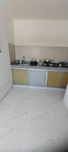 una cocina con encimera con ollas y sartenes en LA MEDELLIN HOSTAL en Cartagena de Indias