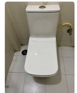 um WC branco sentado numa casa de banho em Swaradhya Hillside Villa 3BHK -AC - WiFi - SmartTV - Parking - Kitchenette - Near Lonavala em Pune