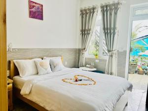 - une chambre avec un lit fleuri dans l'établissement Villa - Hotel Nam Khang 2 Dalat, à Đà Lạt
