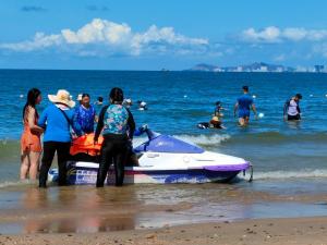 un grupo de personas de pie en la playa con un barco en Quoc An Hotel, en Long Hai