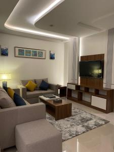 كيان ان Kian N في خميس مشيط: غرفة معيشة مع أريكة وتلفزيون بشاشة مسطحة