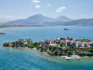 una vista aerea di un resort su un'isola in acqua di Ece Hotel Sovalye Island a Fethiye