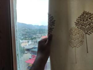 a personrinting a design on the side of a window at Marina Residency in Muzaffarabad