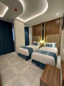 海米斯穆謝特的住宿－كيان ان Kian N，酒店客房设有两张床和一张桌子。