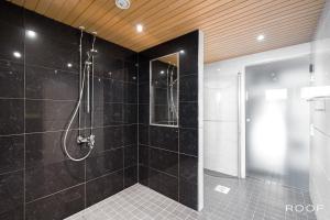 Ένα μπάνιο στο Cozy Holiday Apartment with Sauna & Outside Jacuzzi