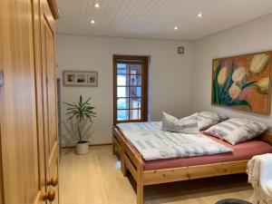 1 dormitorio con 1 cama y una pintura en la pared en Hos Franz en Kruså