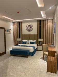 Cette chambre comprend un grand lit et un bureau. dans l'établissement كيان ان Kian N, à Khamis Mushait