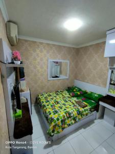 a small bedroom with a bed in a room at Zye Rooms apartemen in Teko