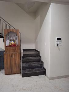 una escalera en una habitación con escalera en 636 Kedia Kothhi, en Jaipur