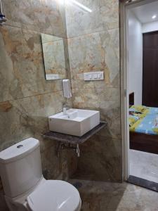 齋浦爾的住宿－636 Kedia Kothhi，浴室配有白色卫生间和盥洗盆。