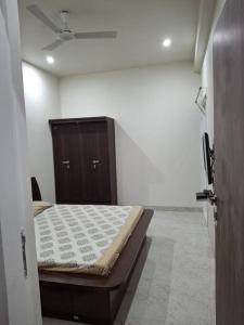 1 dormitorio con cama y techo en 636 Kedia Kothhi en Jaipur