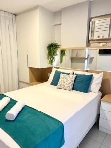 Ένα ή περισσότερα κρεβάτια σε δωμάτιο στο Apartamento 3Qts em PONTA VERDE à duas quadras da PRAIA