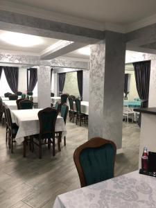 Restaurace v ubytování Pensiunea Cascada Putnei + 36 fotografií