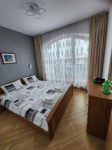een slaapkamer met een groot bed en een raam bij Golden Dreams Apartment in Sunny Beach +37 foto's