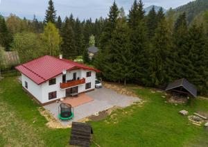 una pequeña casa blanca con techo rojo en White Hawk - Vila Sokolík, en Lazisko